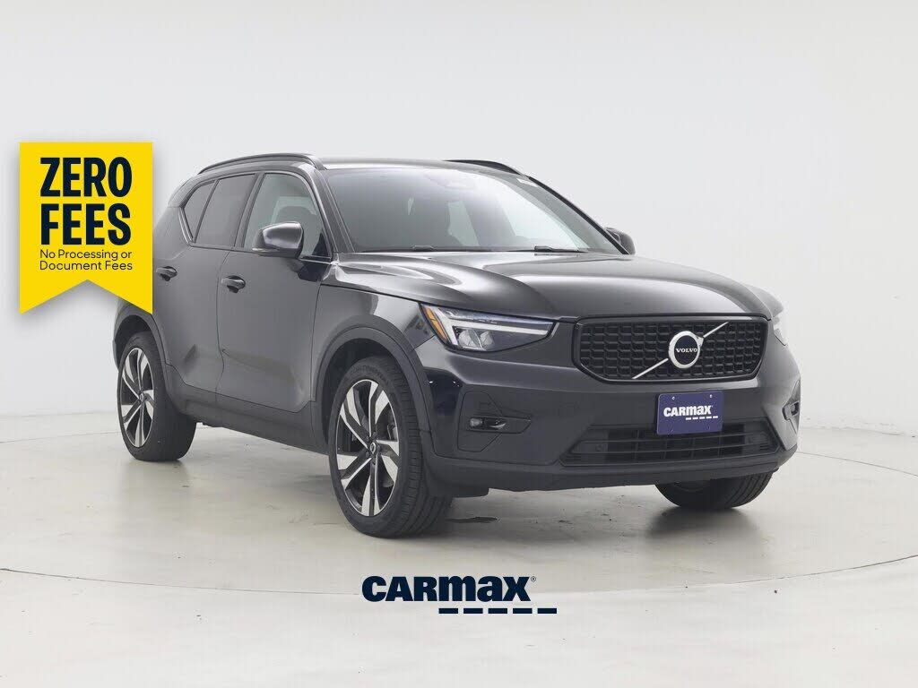 2023 VOLVO XC40