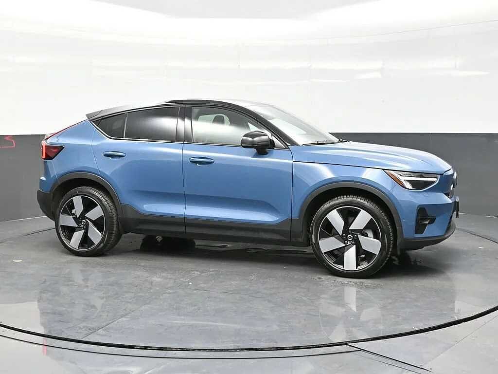 2022 VOLVO C40