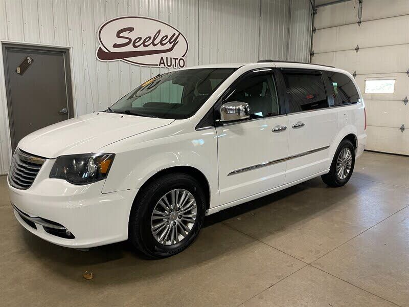 2016 CHRYSLER Town and Country