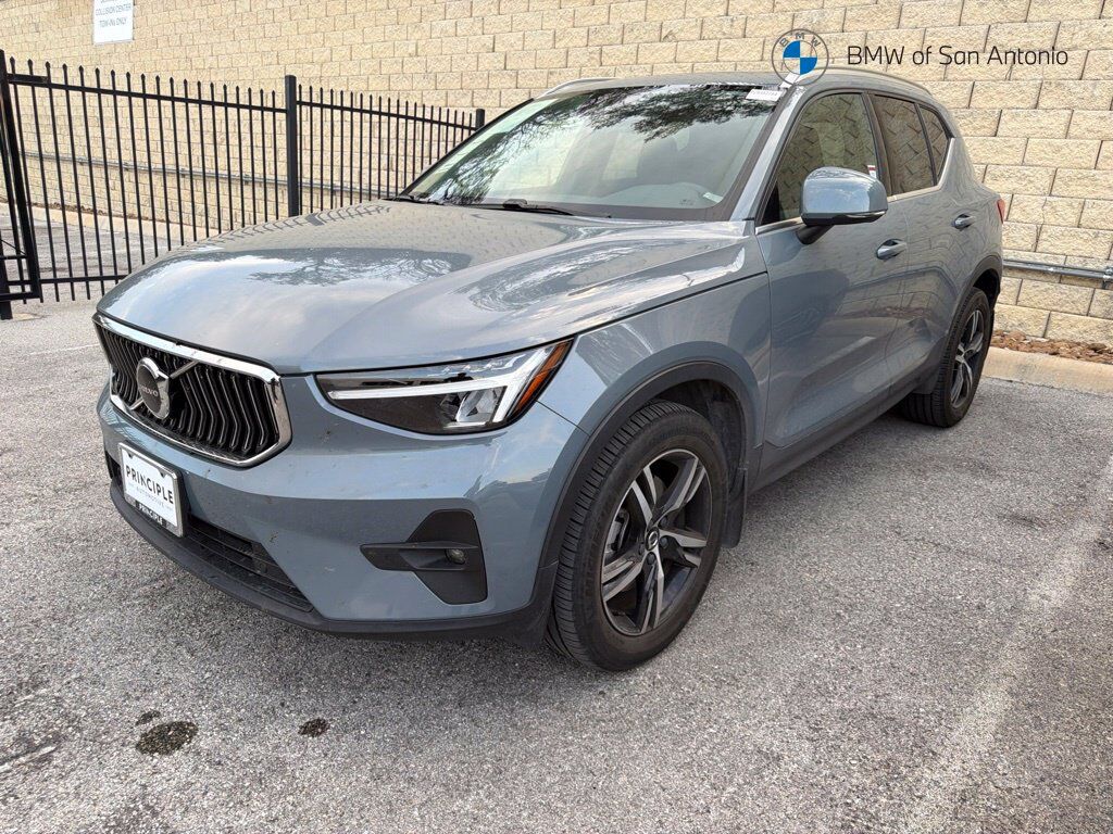 2023 VOLVO XC40