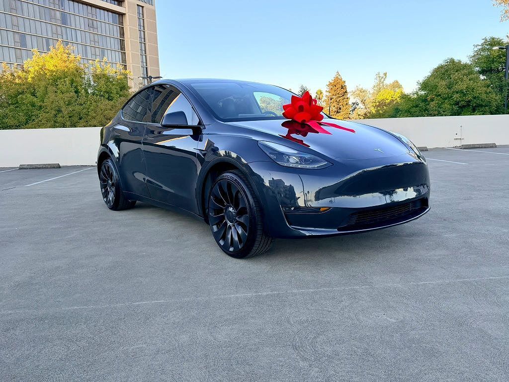 2025 TESLA Model Y