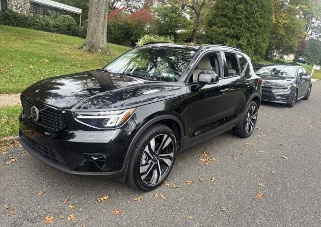 2023 VOLVO XC40