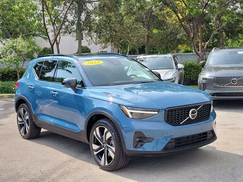 2024 VOLVO XC40