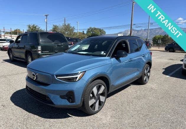 2023 VOLVO XC40