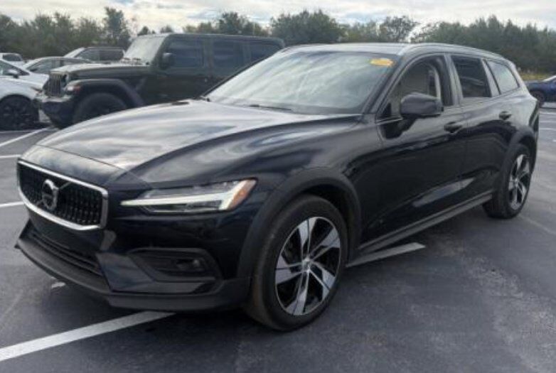2025 VOLVO V60CC