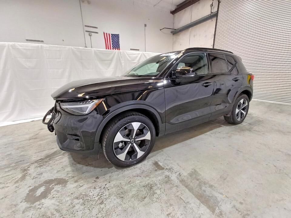 2026 VOLVO XC40