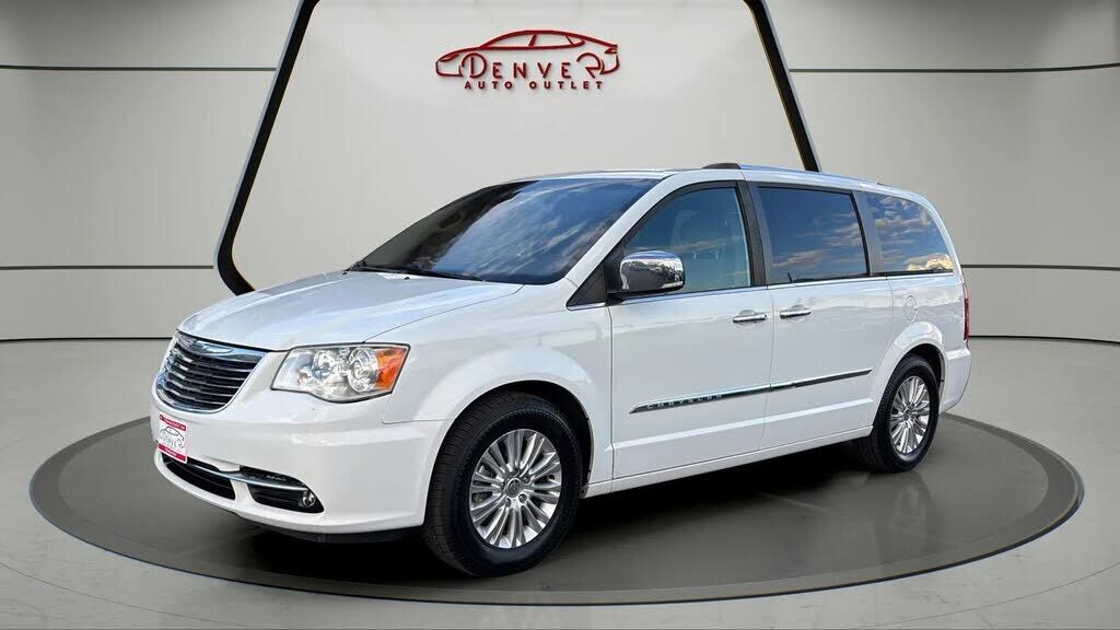2014 CHRYSLER Town and Country
