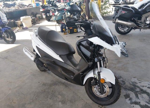 2020 SUZUKI UH200AM0