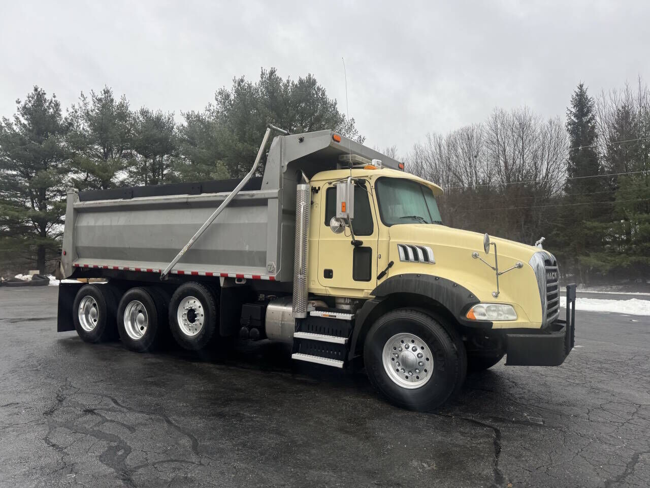 2017 MACK GU