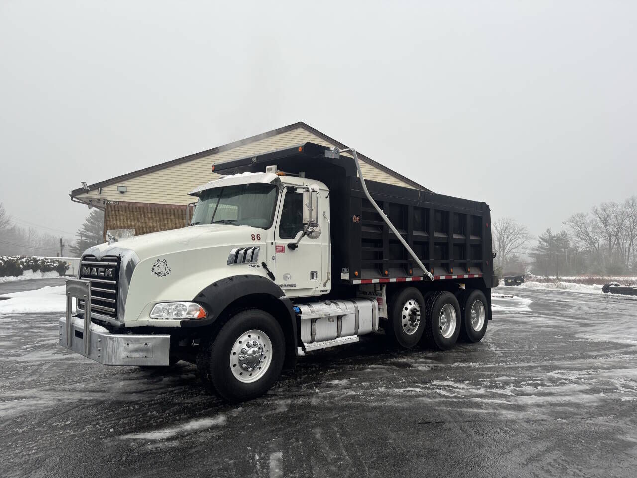 2016 MACK GU