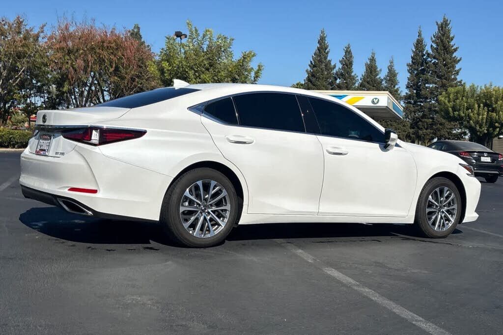 2025 Lexus ES